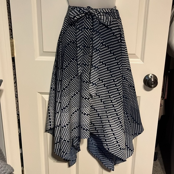 Banana Republic size 2 skirt. High low hem. Ombré color pattern. Navy and white - Picture 1 of 6